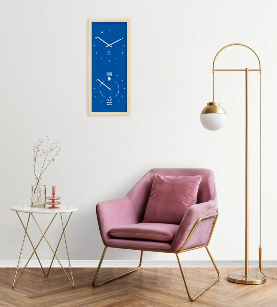 Horloge Heures et Marées verticale dans un salon