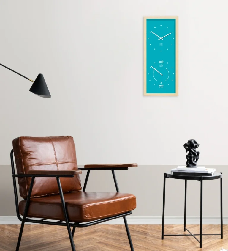Horloge Heures et Marées verticale sur un mur