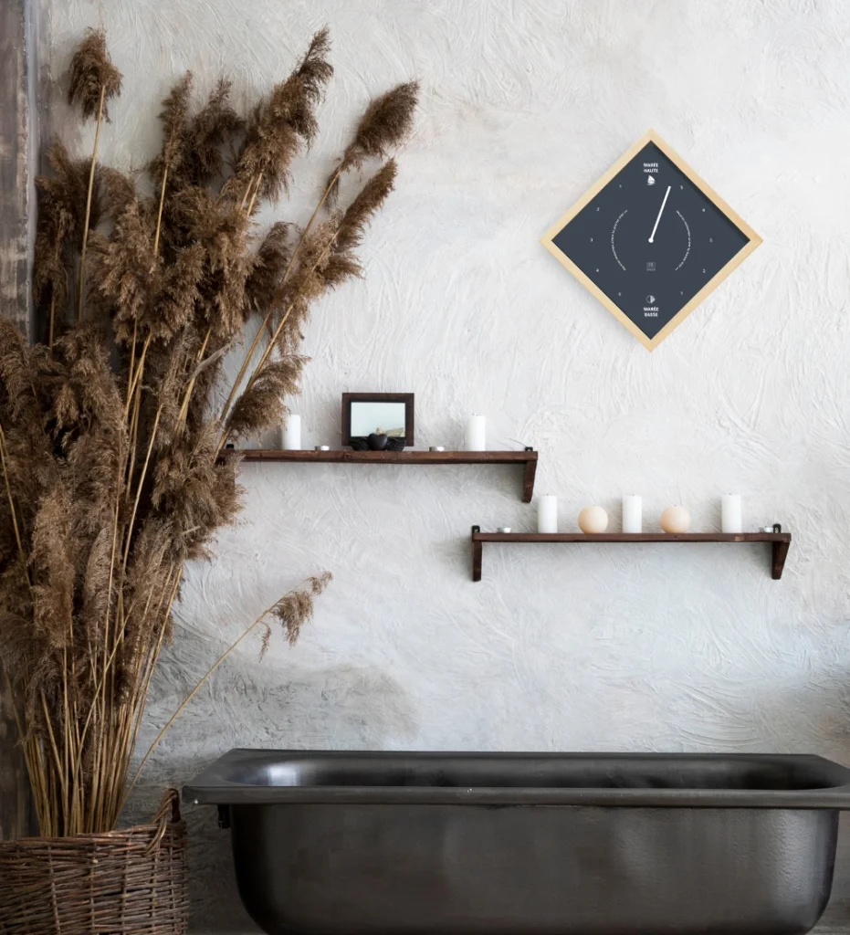 Horloge de marées Petit Bé dans une salle de bain