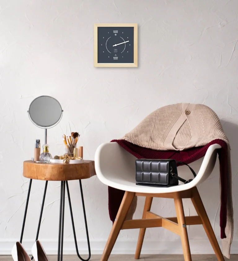 Horloge à marées Solidor Gris Anthracite dans un salon