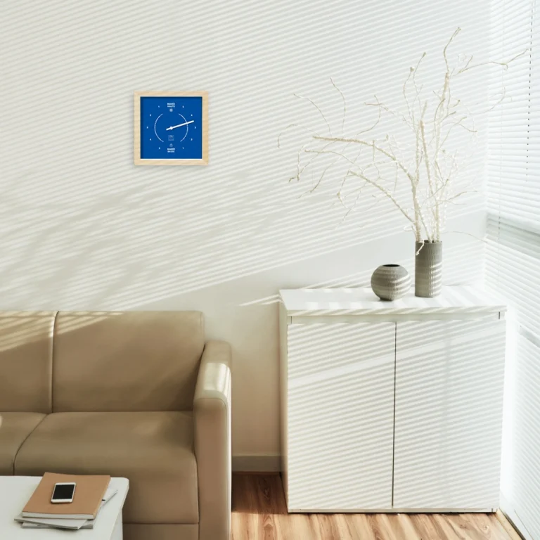 Horloge à marées Solidor Bleu Roy dans un salon