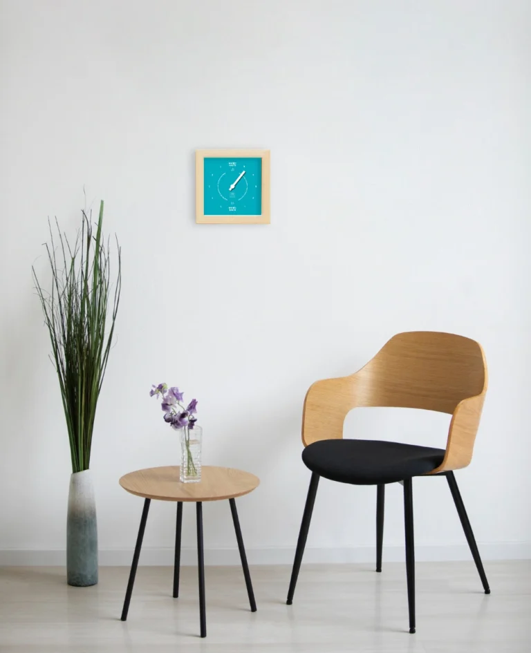 Horloge Cézembre vert emeraude dans une pièce de maison