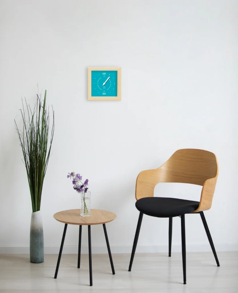 Horloge Cézembre vert emeraude dans une pièce de maison