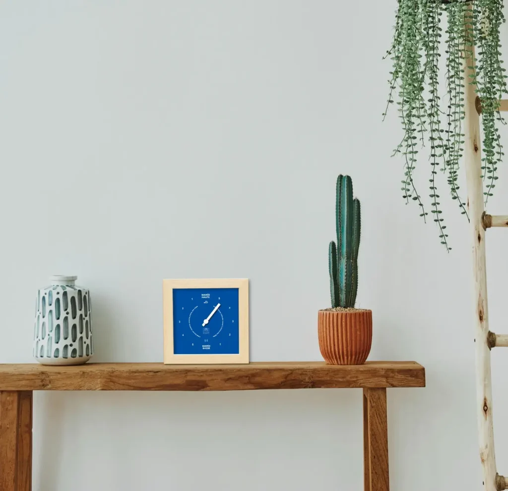 Horloge Cézembre Bleu Roy posée sur un meuble
